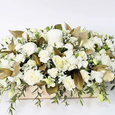 Feast Table Elegance: Stunning Floral Arrangement